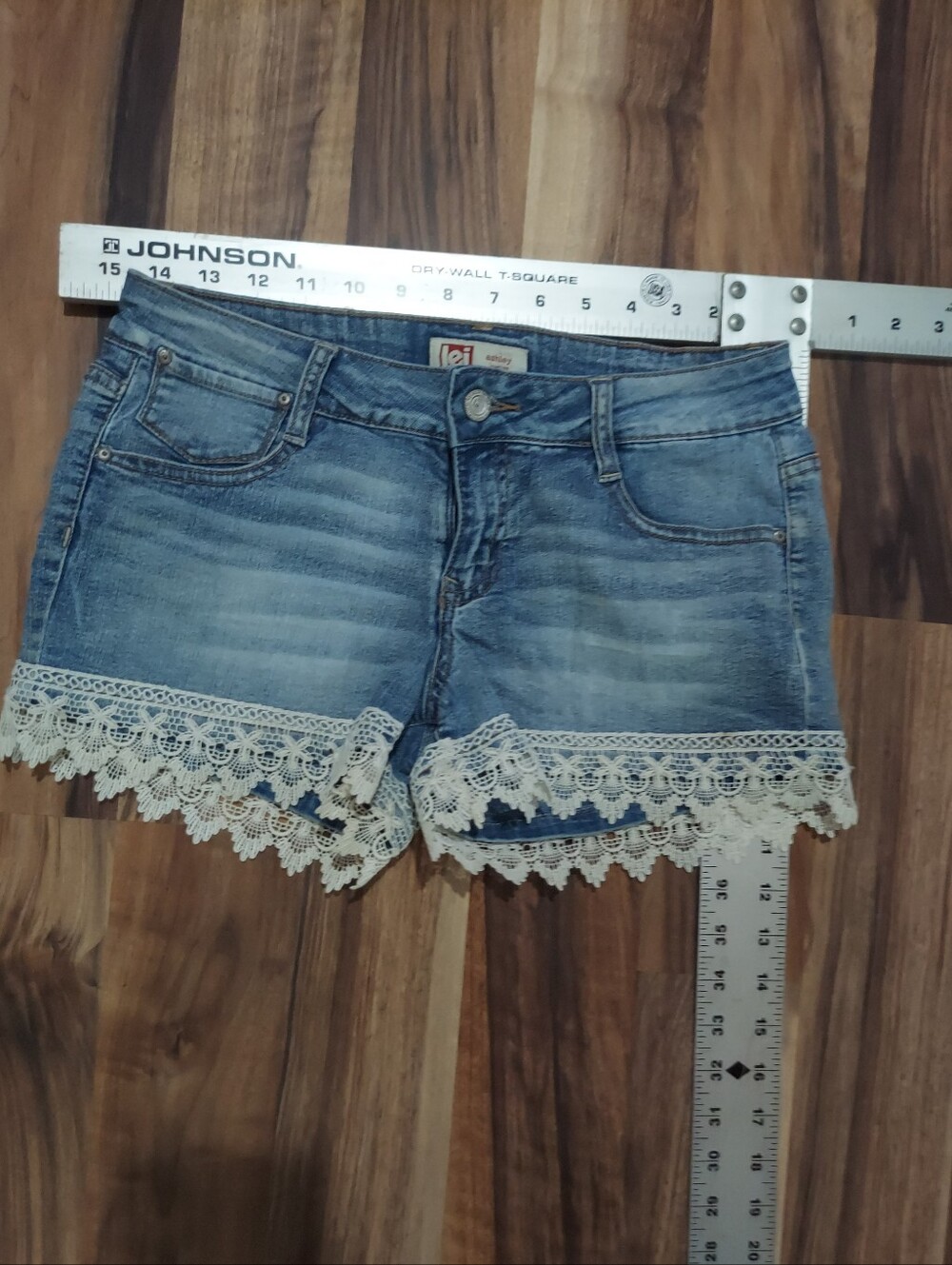 Ladies lei "Ashley" Lowrise Demin Shorts with Lace Fringe  (size 5)